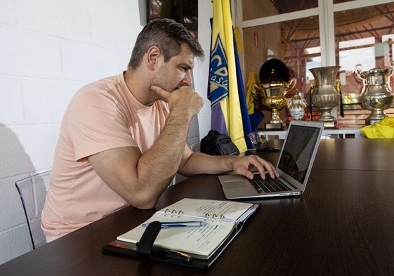Julen pasó de las canchas al despacho y ahora tendrá doble tarea.
