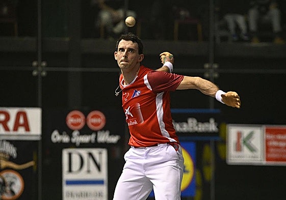 Jokin Altuna se dispone a golpear la pelota con su derecha.