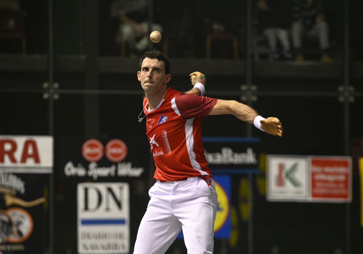 Jokin Altuna se dispone a golpear la pelota con su derecha.