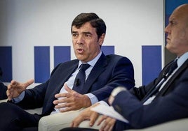 El presidente de Kutxabank, Antón Arriola, en un encuentro con la Deusto Business Alumni
