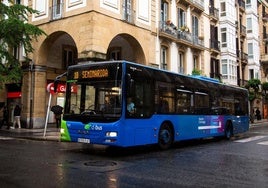 Autobuses de DBus por el centro de San Sebastián.