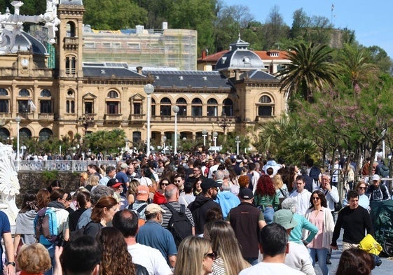 Cientos de personas en el paseo de La Concha durante un día soleado.