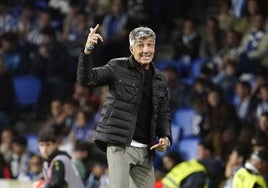 Imanol da instrucciones a su equipo durante el derbi de este domingo.
