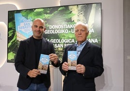 Iñigo García, concejal de Ecología y Medio Ambiente de San Sebastián, y Thierry Juteau, geólogo francés autor del libro-guía.