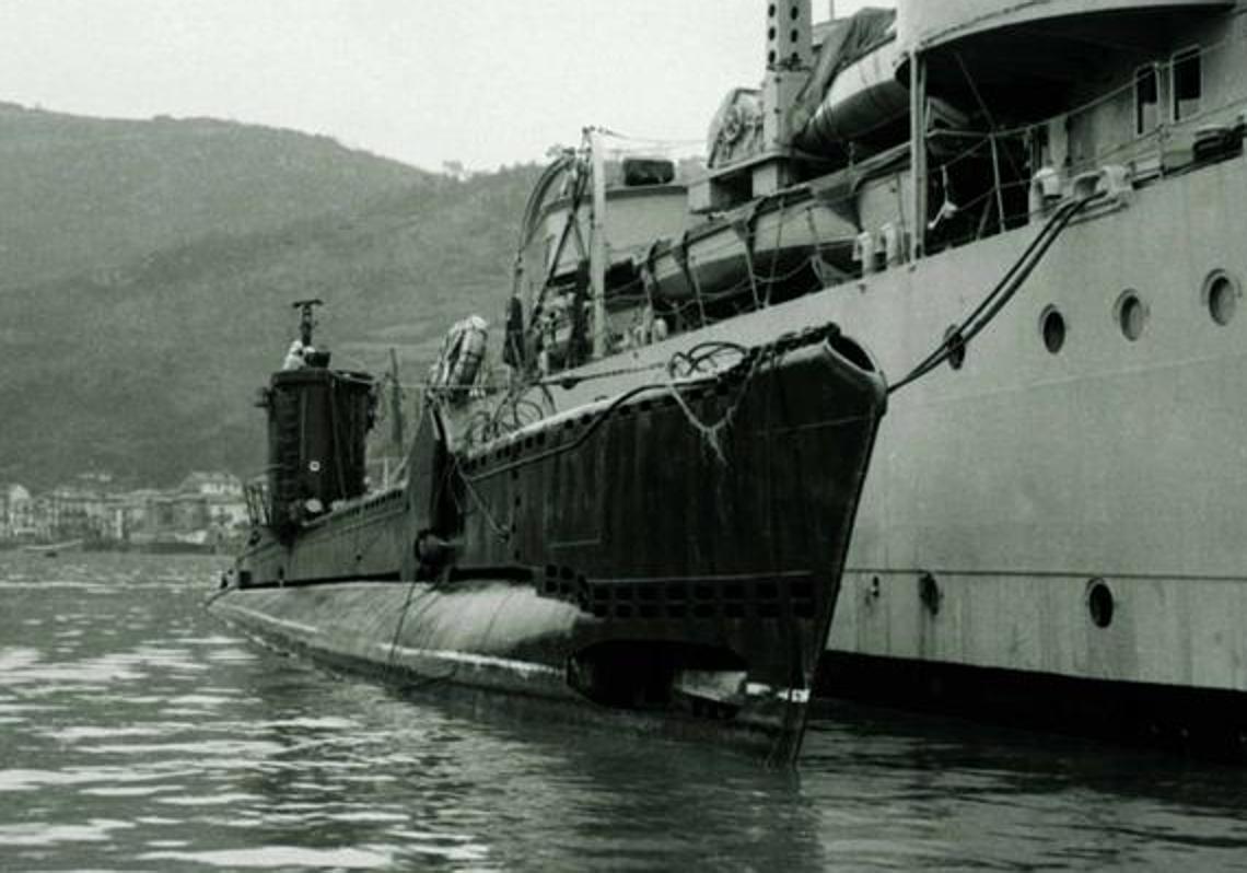 El submarino Y-15 amarrado al costado destructor Hernán Cortés.