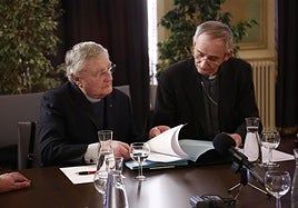 El pastor protestante Harold Good y el actual cardenal Matteo Zuppi observando los documentos de donde están los zulos con las armas de ETA.