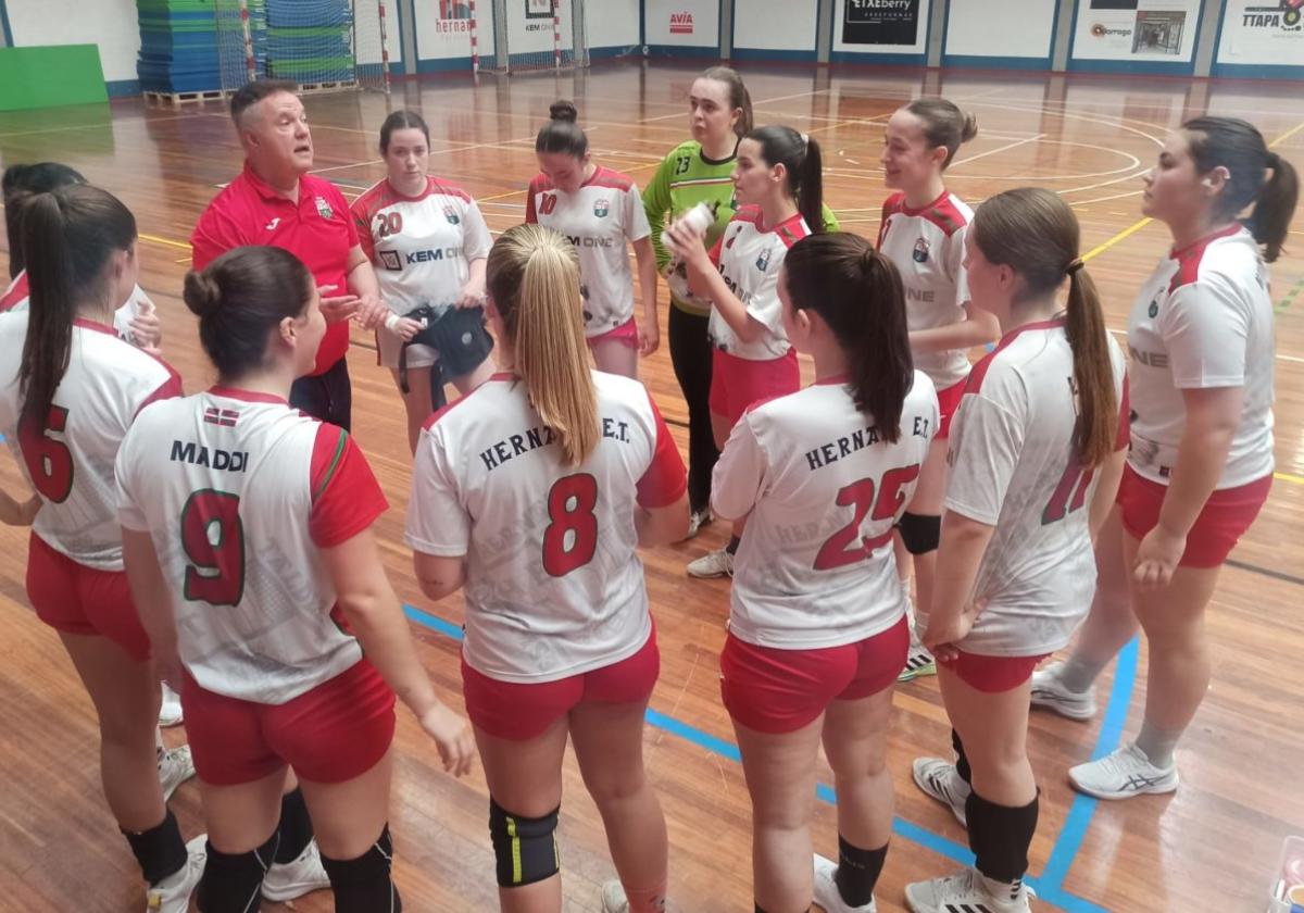 Las jugadoras del Hernani durante el partido que jugaron el pasado fin de semana en el polideportivo.