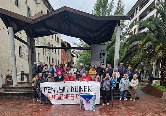 Presentación de las 2.355 firmas realizada ayer por la mañana en la plaza Areizaga-Kalebarren.