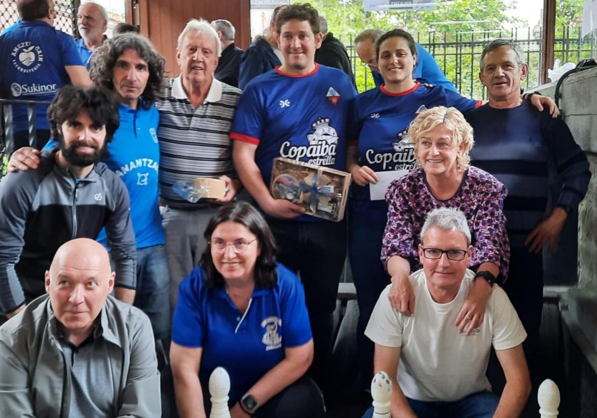 Reyes a los bolos en fiestas de Santikutz