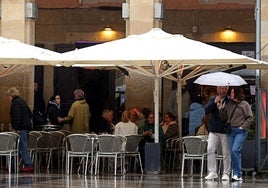 Las terrazas son claves en el negocio hostelero de muchos bares, sobre todo en la Parte Vieja.