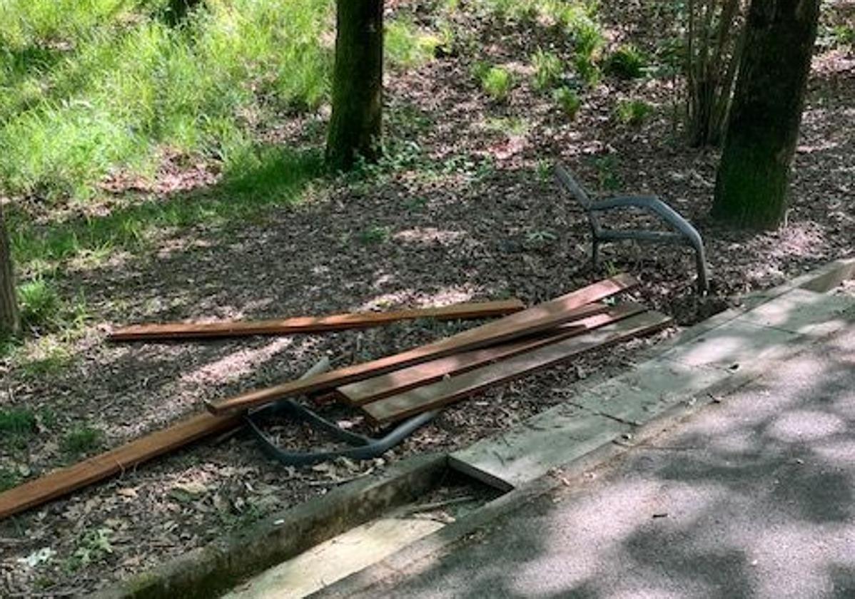 Sirimiri: mobiliario urbano roto en Ametzagaina