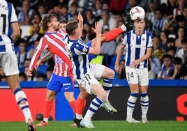 Griezmann intenta controlar ante Sergio Gómez en el partido de la primera vuelta