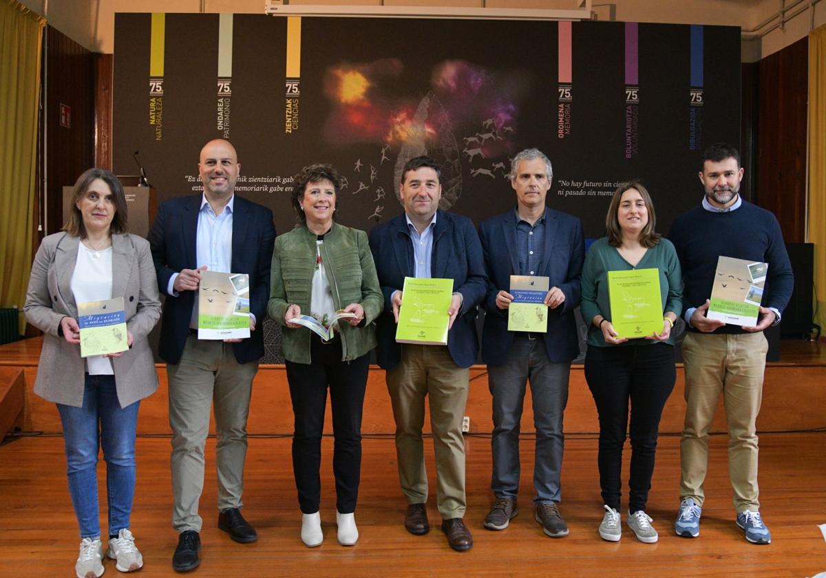 Los representantes de las entidades colaboradoras posan con el dosier.