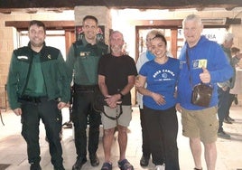 El peregrino posa con su riñonera recuperada en el bar de Los Arcos donde fue entregada por un ciudadano anónimo.
