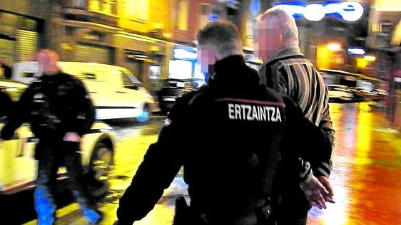 Ertzainas llevan detenido a un hombre acusado del homicidio de su madre en Barakaldo, en una fotografía de archivo