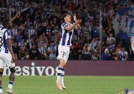 Jon Martín se lamenta tras una falta que le pitan en contra.
