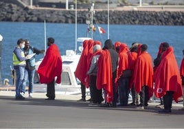 Salvamento auxilia a una patera con 60 migrantes a bordo en aguas próximas a Lanzarote, el pasado mes de enero.