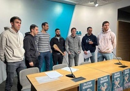Los palistas en la sede del sindicato ELA.