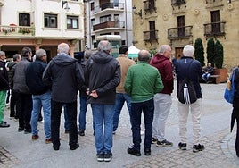 El Movimiento de Pensionistas de Zarautz este lunes frente al ayuntamiento .