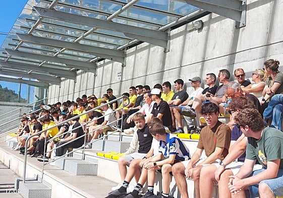 Taldeak baloi guztiak ederki borrokatu zituen larunbatean; argazkian Oier Astigarraga salto batean. Harmailak beteta izan ziren.