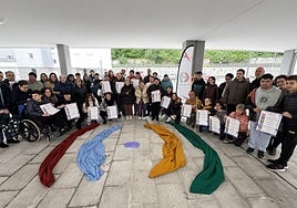 Miembros de las 18 asociaciones y entidades que constituyen la Mesa de la Diversidad de Arrasate.