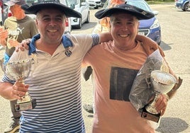 Los ganadores del pasado domingo, con los trofeos y las txapelas.