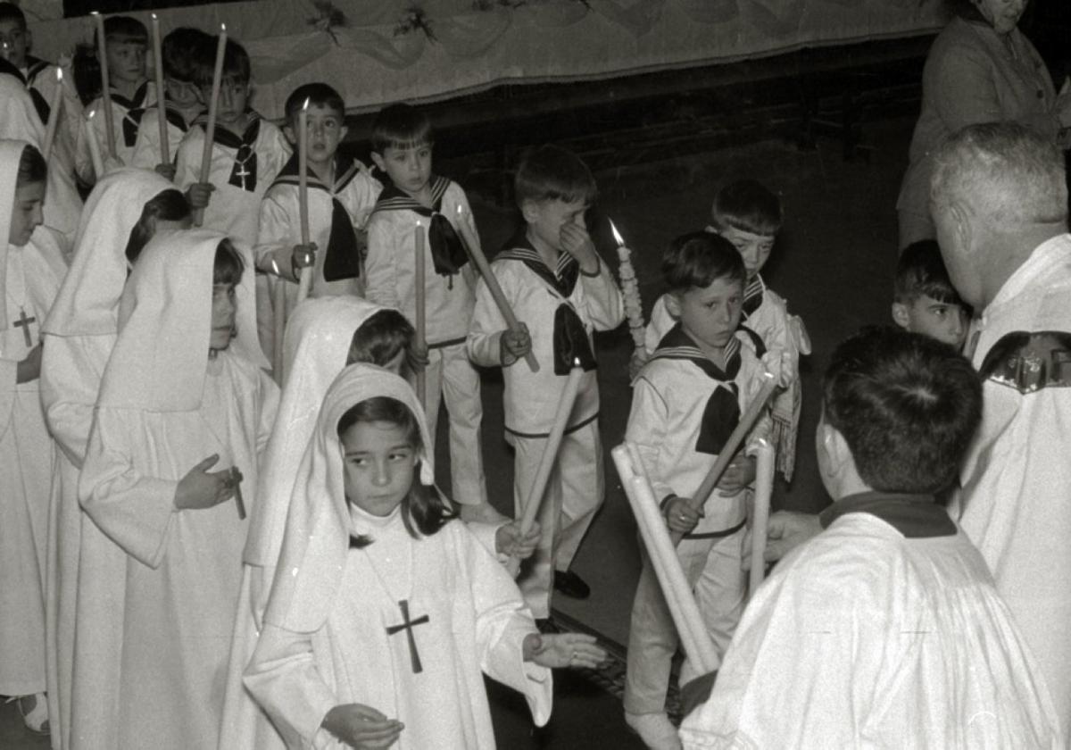 1970 | Primeras comuniones sobre fondo gris