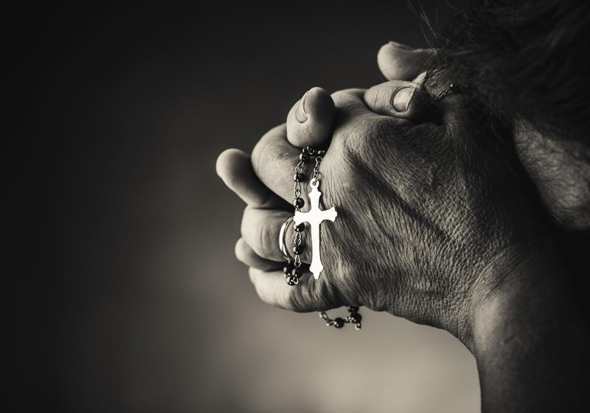 Iglesia: tú a esperar fuera, María