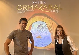 Ormazabal y Fidalgo ante la simbólica imagen del cartel.