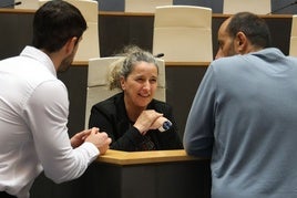 La diputada de Hacienda, Itziar Agirre, sonriente durante el plen de hoy en Juntas Generales.