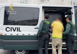 Momento de la detención de uno de los jóvenes.