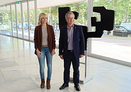 El rector, Joxerramon Bengoetxea, y la vicerrectora Estitxu Garai, este miércoles en el Bizkaia Aretoa de Bilbao.