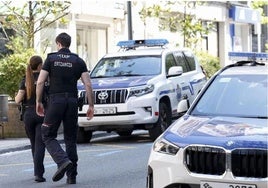 Agentes de la Ertzaintza durante una operación policial.