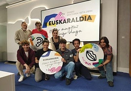 Jon Insausti, concejal de Euskara de Donostia, junto a representates de las comisiones de Euskara de los barrios y Bagera Elkartea este miércoles en el Ayuntamiento.