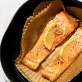 Por qué poner papel de horno en la freidora de aire es una mala idea según su creador
