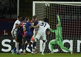 Uno de los goles al primer toque logrados por el Inter ante el Barcelona en el primer partido de las semifinales de la Champions League.