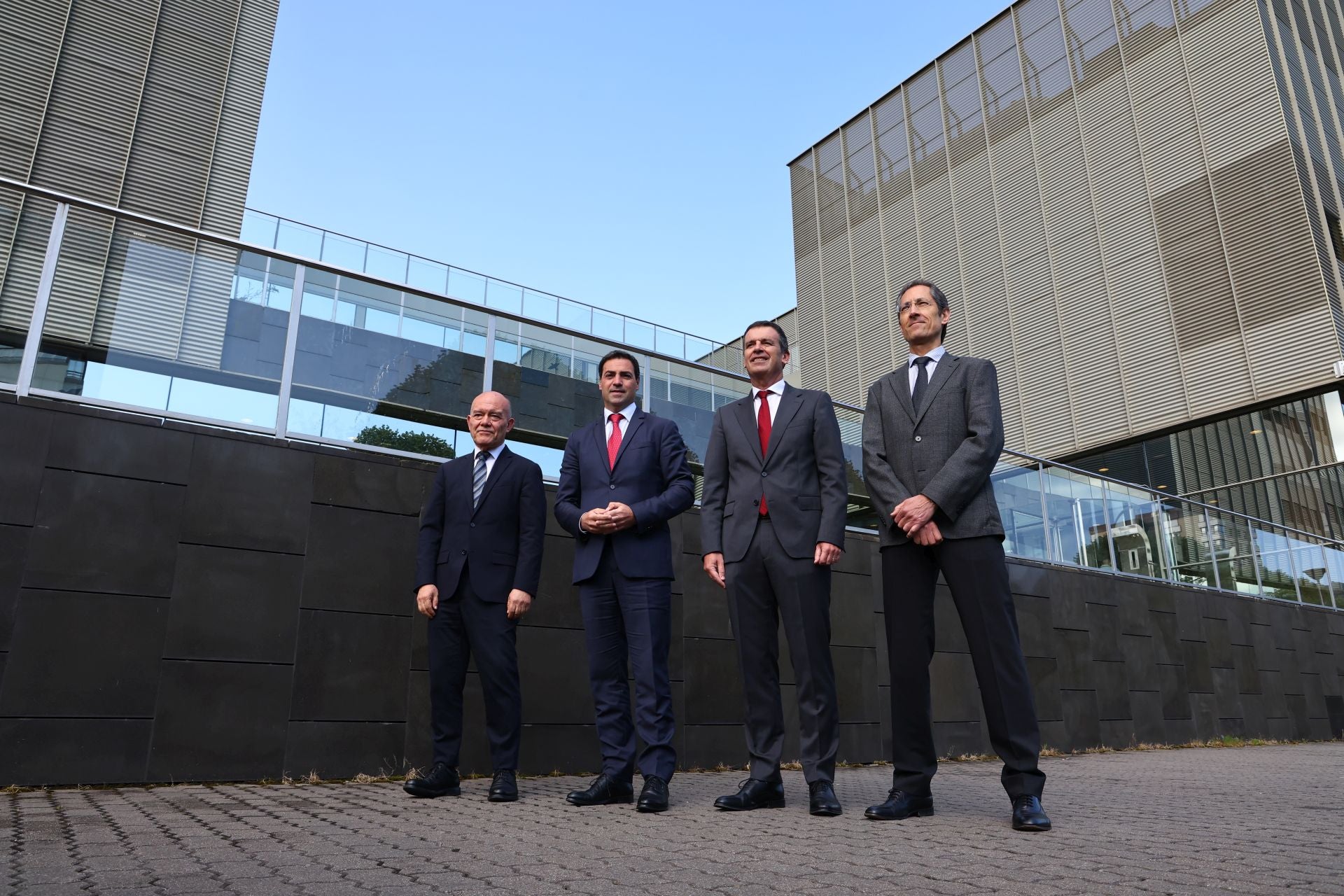 El Consejero de Ciencia, Universidades e Innovación Juan Ignacio Pérez, Imanol Pradales, el presidente de nanoGUNE Javier Martínez-Ojinaga y el director de nanoGUNE, José Maria Pitarke, frente a las instalaciones del centro vasco.
