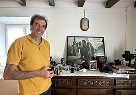 Xabi Urresti muestra su colección de cámaras de fotografía en su casa rural Olatuenea, en Sunbilla.