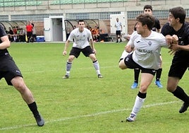 Con este acrobático remate de espuela de Ibon Garrastazu, el Zarautz abría el marcador en su enfrentamiento con el Deusto.