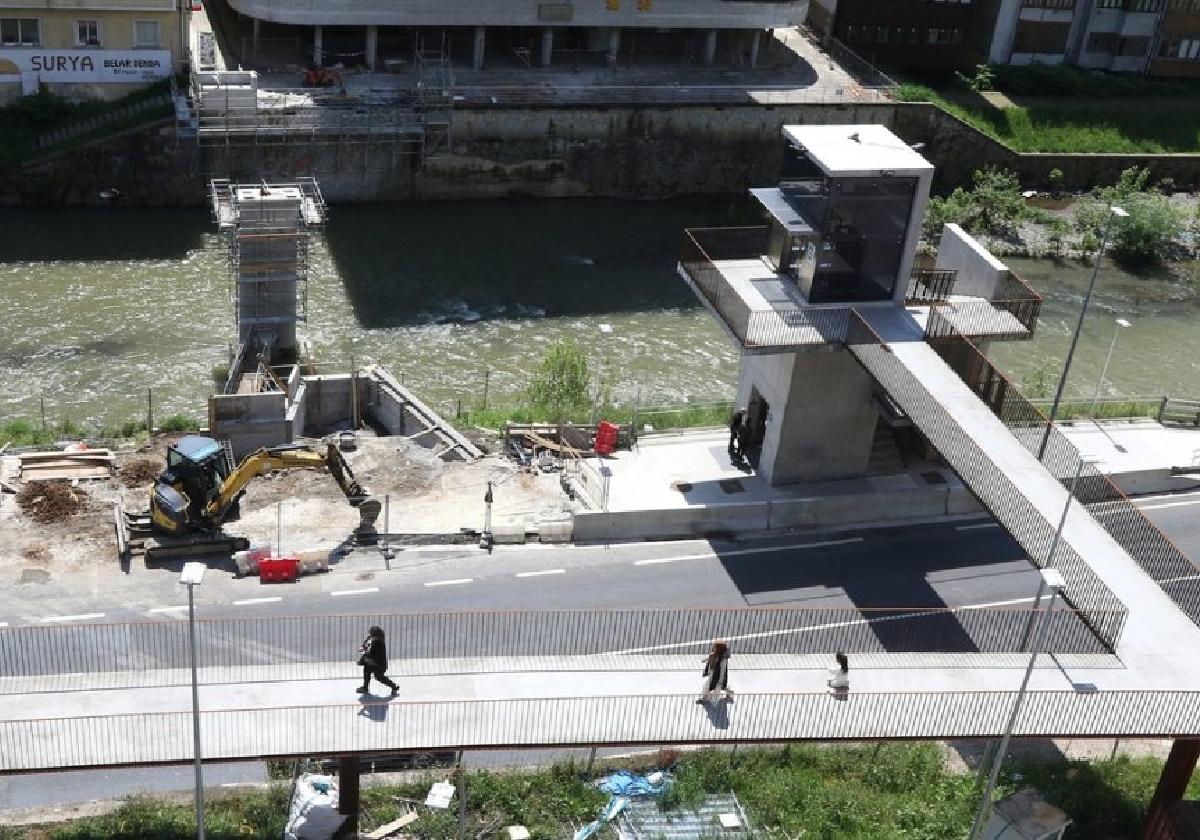 Las pasarelas sobre el río Deba del nuevo puente de Urazandi se colocarán este sábado