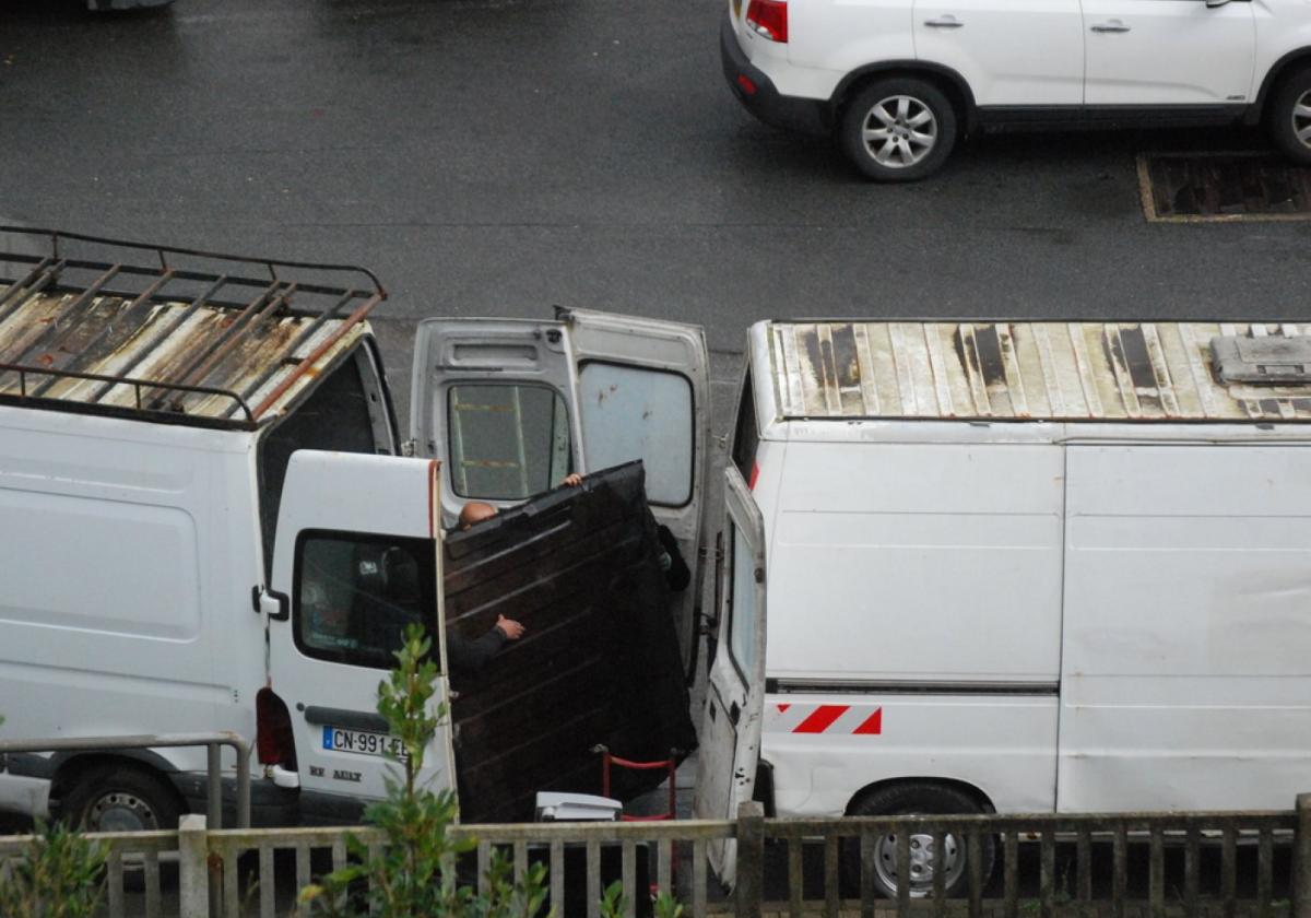 Las tareas de desguace no se llevan a cabo directamente en la calle sino en el interior de furgonetas, muchas de las cuales no se mueven del lugar y funcionan como si fueran un taller.