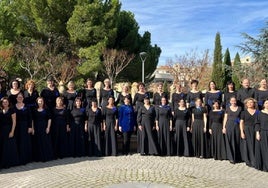 Cantoras y directora de la formación coral irundarra Nayade Abesbatza que protagoniza el concierto de homenaje a Artze este sábado.
