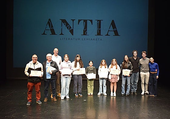 Premiados en el concurso literario On Manuel Antia en el auditorio de Sarobe.