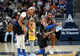 Dos integrantes de los Globetrotters 'juegan' con una joven seguidora.