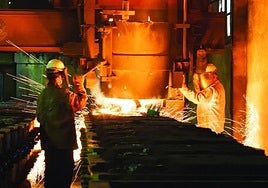 Trabajadores de una fundición en el turno de noche.