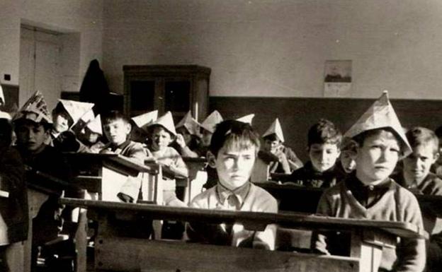 Las orejas de burro o los gorros de papel era una humillación para los escolares.