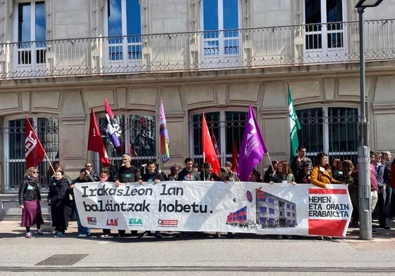 La concentración de los sindicatos ante el Parlamento Vasco este jueves.