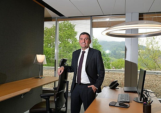 Adolfo Plaza posa en la sede central de Laboral Kutxa, en Arrasate.