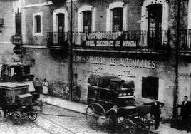 Diligencias en el exterior del antiguo hotel Mendia, en la actualidad Oyarbide, en el centro de Tolosa.