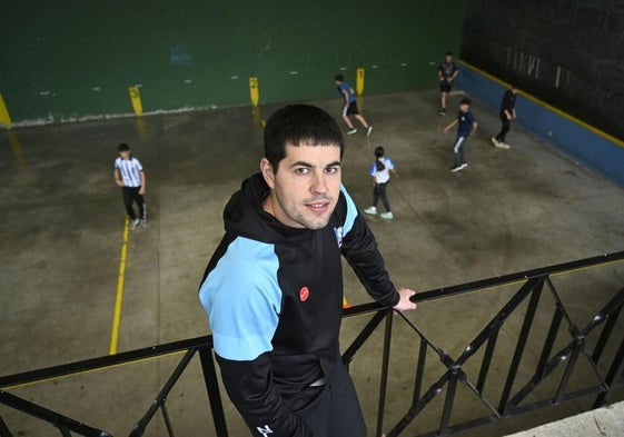 Xabi Tolosa en el frontón de Anoeta, su pueblo.